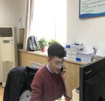 九游体育官网侯勇老师和受资助学生家庭2