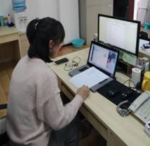 九游体育官网王靖晶老师和受资助学生家庭3